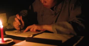 古人烛光毛笔写信学习读书 近现代传递信息