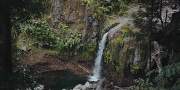 山间树林池塘湖泊河水瀑布航拍