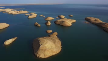 青海乌素特水上雅丹自然风光航拍