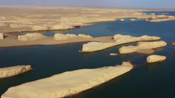 青海乌素特水上雅丹自然风光航拍