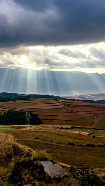 竖屏延时航拍东川红土地丁达尔效应