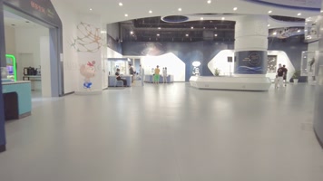科技馆大厅游客尽情的玩乐 科技馆大厅游客尽情的玩乐