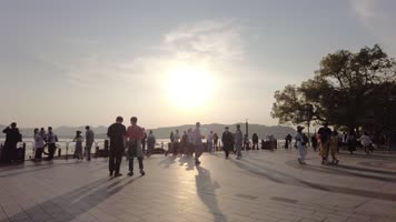 杭州西湖边傍晚的散步的行人路人