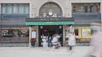 上海解封后的和平饭店门前匆忙的人群