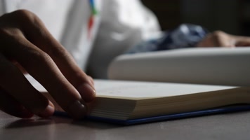 翻书特写 翻书特写