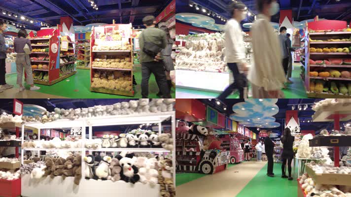 顾客挑选毛绒玩具