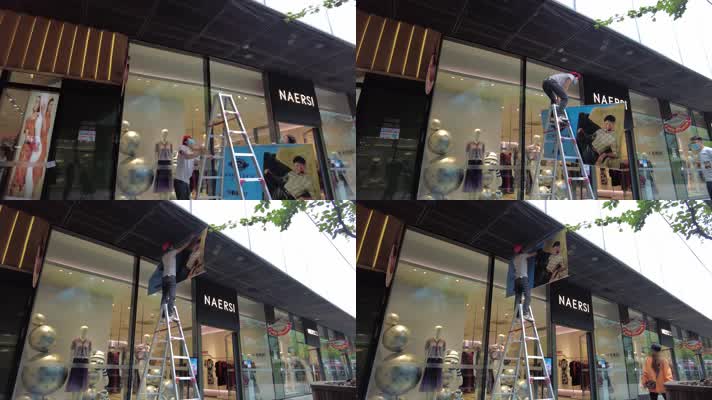 商场工人安装广告横幅