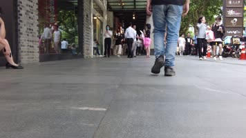 繁华繁忙忙碌的街头行人的脚步