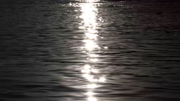 夜晚江上波纹 夜晚江上波纹