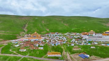 航拍青海玉树隆宝寺隆宝镇草原河流青藏高原
