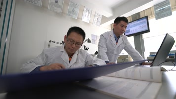 科研人员实验室做实验