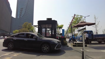 汽车排队过护栏多角度