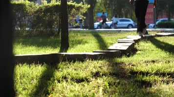 男生穿过林荫小道 男生穿过林荫小道