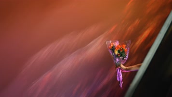 坐在轮船上的女孩手拿花束4k视频素材