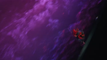 坐在轮船上的女孩手拿花束4k视频素材