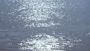 波光粼粼的水面 波光粼粼的水面