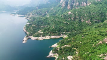 航拍湖水抬头运镜到山丘｜壮丽｜电影感