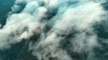 无人机高空穿云航拍 无人机高空穿云航拍