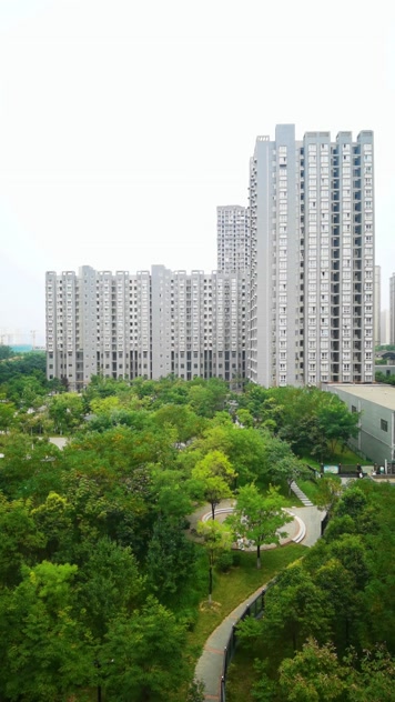  4K高清实拍西安层居民住宅区园林绿化