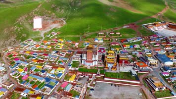 航拍青海玉树治多贡萨寺4K御3夏季雪景