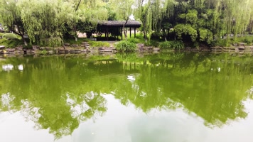 湖水的倒影和水面波纹