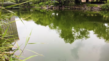 湖水的倒影和水面的波纹