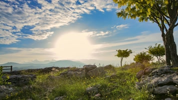 日出，群山，树木和云朵