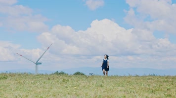 唯美女孩奔跑放风筝花海黄昏日落夕阳美女漫步奔跑