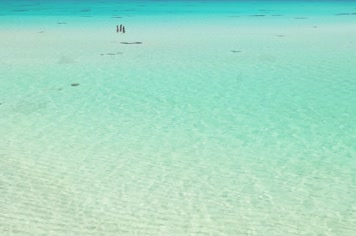 沙滩浪花清澈海水海边度假夏日风情蓝天白云