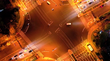 城市夜晚十字路口车辆车流延时摄影