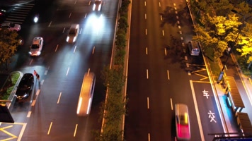 城市夜晚马路行驶的汽车延时摄影