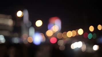 霓虹灯闪烁车流路口情绪