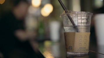 咖啡馆气泡水饮料顾客聊天室内氛围