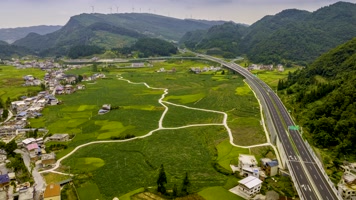 4K延时航拍贵州毛尖服务区车流