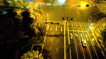 城市夜晚马路行驶的车辆车流