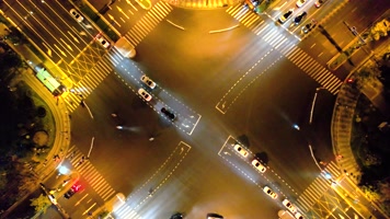 城市夜晚十字路口车辆车流航拍视频素材
