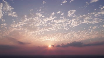 太阳从云层中出现