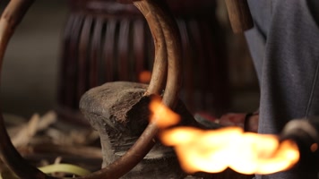 少数民族制作传统编织鼓凳