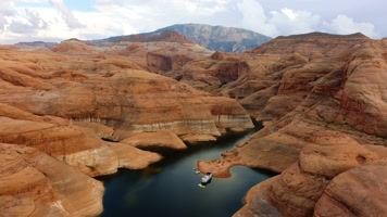 无人机在鲍威尔湖峡谷上空 4K_天线 峡谷 无人机 鲍威尔湖 自然 犹他州