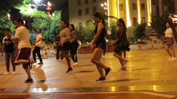 城市夜晚广场跳广场舞人群