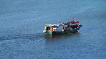 海上航行的渔船