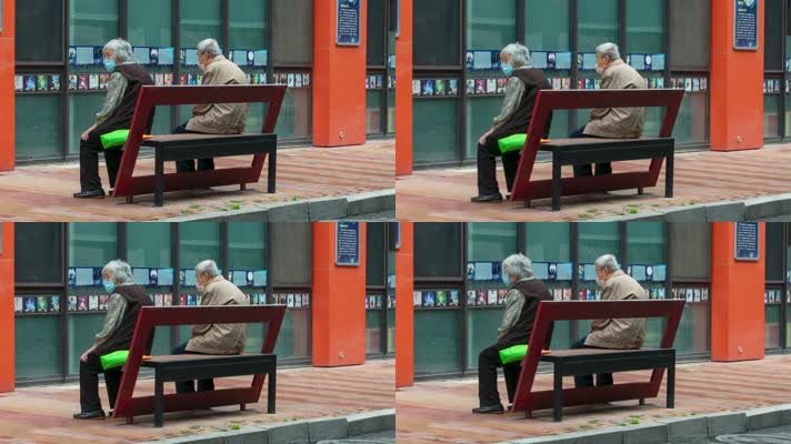 老人夫妻老两口孤独坐在街边