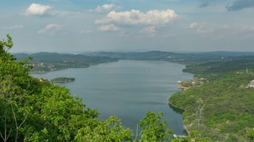 棋盘山水库秀湖碧水蓝天白云