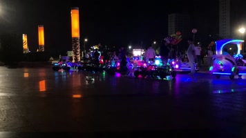 夜市闪亮的儿童卡丁车
