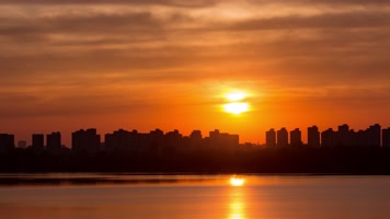 晚霞日落火烧云城市天际线河流