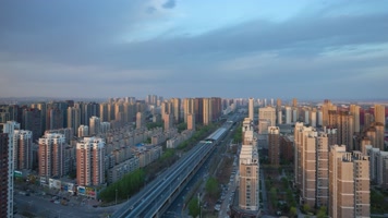 城市建筑交通天际线黄昏到夜晚高架桥