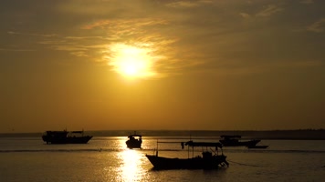 日出大海渔船唯美风光