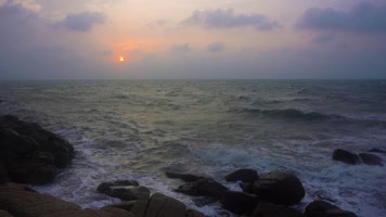 傍晚波涛汹涌的大海