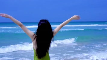 4k高清视频女孩在海边漫步唯美视频