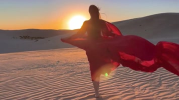 4k高清早晨穿红色纱裙美女奔跑视频素材